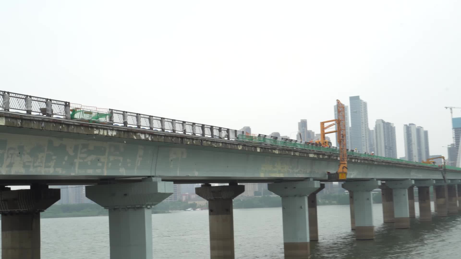 长沙银盆岭大桥正在悄悄变美桥面铺装更换护栏预计6月基本完成