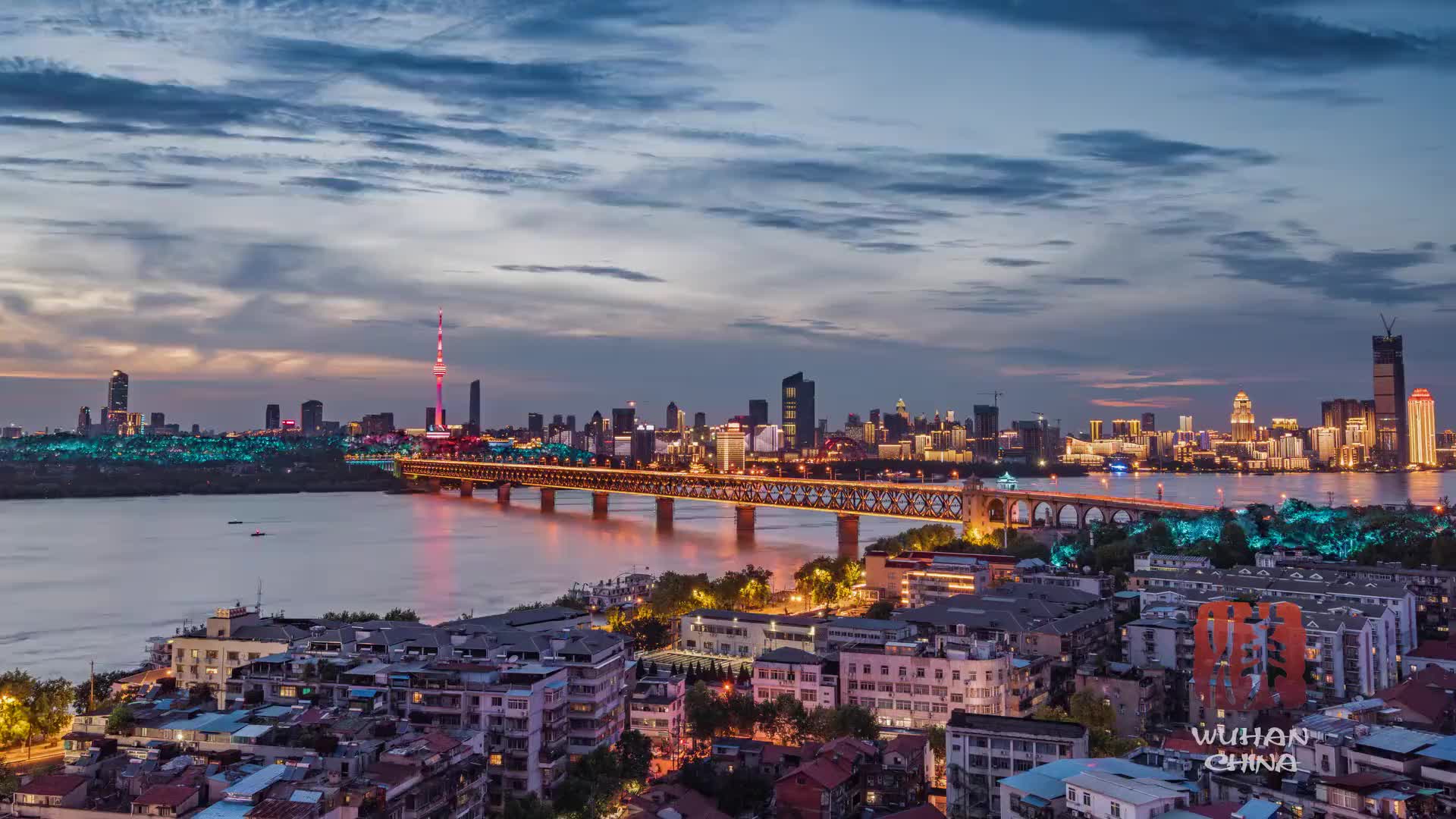 武汉6栋老建筑变身光影幕墙