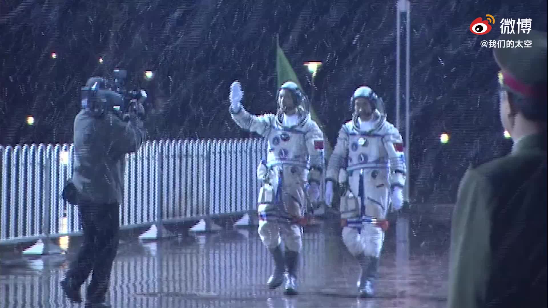 一分钟回顾神舟六号飞天经典瞬间