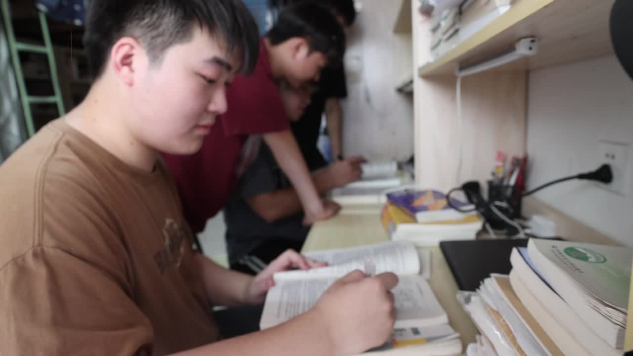 同寝室4名专升本学生一起考上研究生