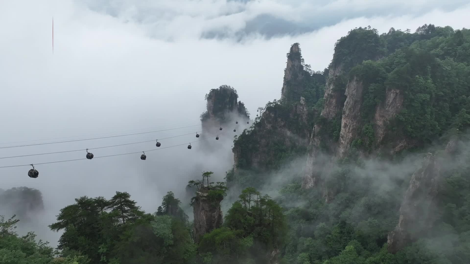 云涌张家界 天子山索道在云雾中穿行