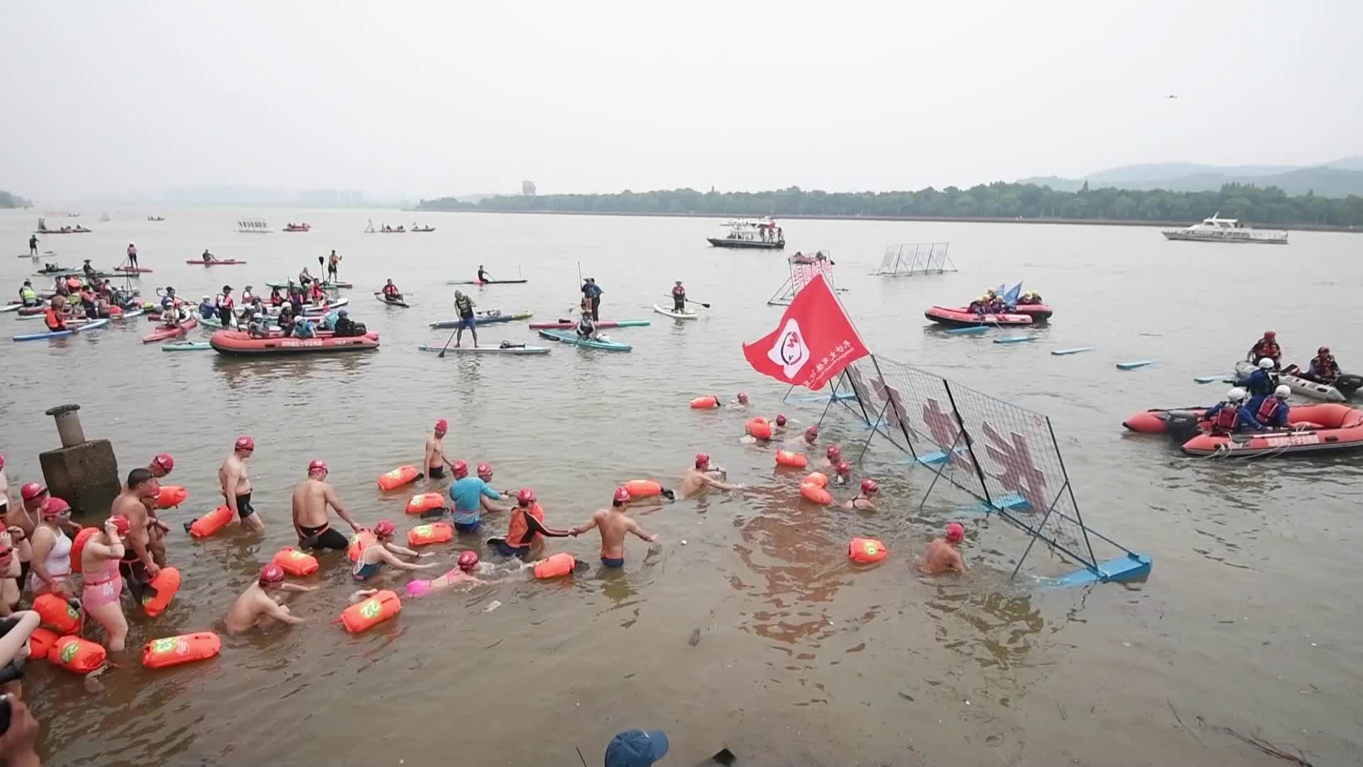 3000名游泳愛好者“泳”往直前 暢游湘江