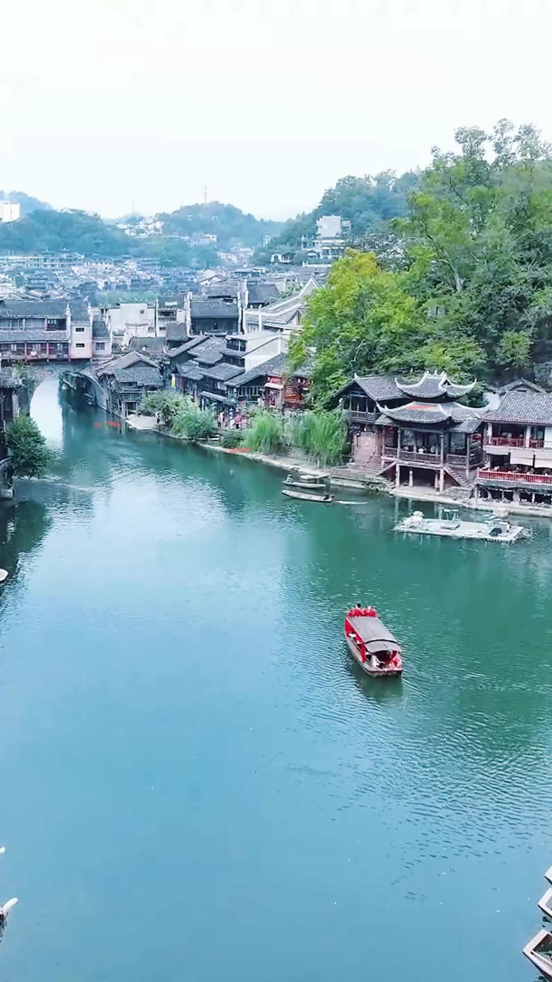 以船為媒 以水為證：鳳凰沱江舉行水上婚禮 新人體驗獨特中式浪漫