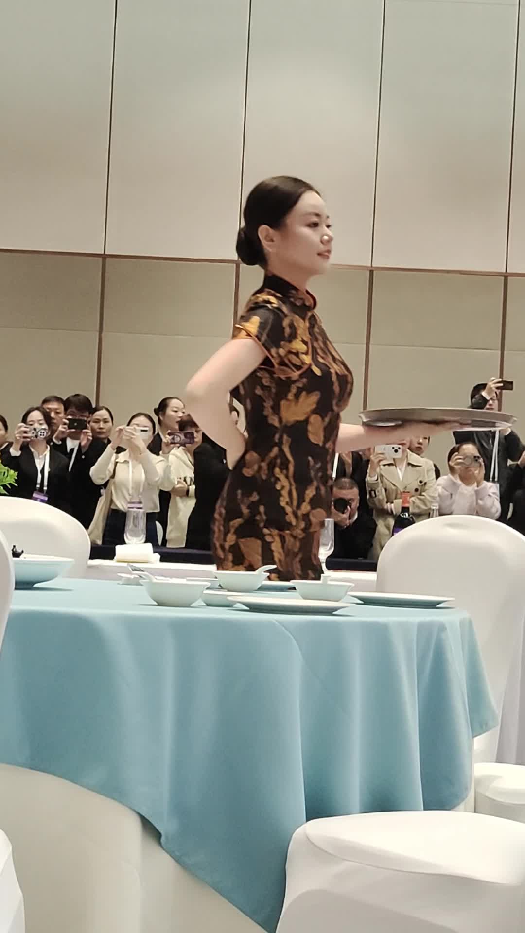 摆个餐桌，怎么还跳起舞来了呢