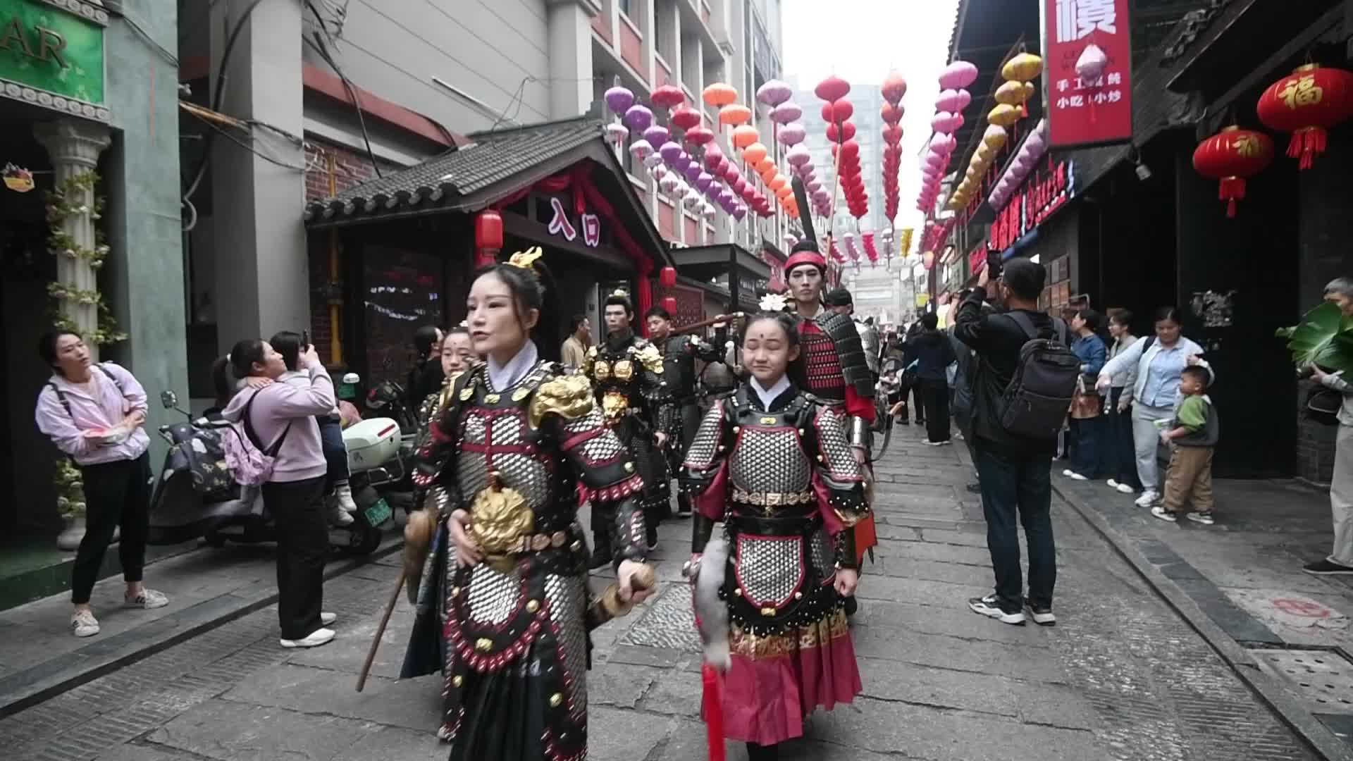 400人汉服大巡游 长沙汉服节火热举行