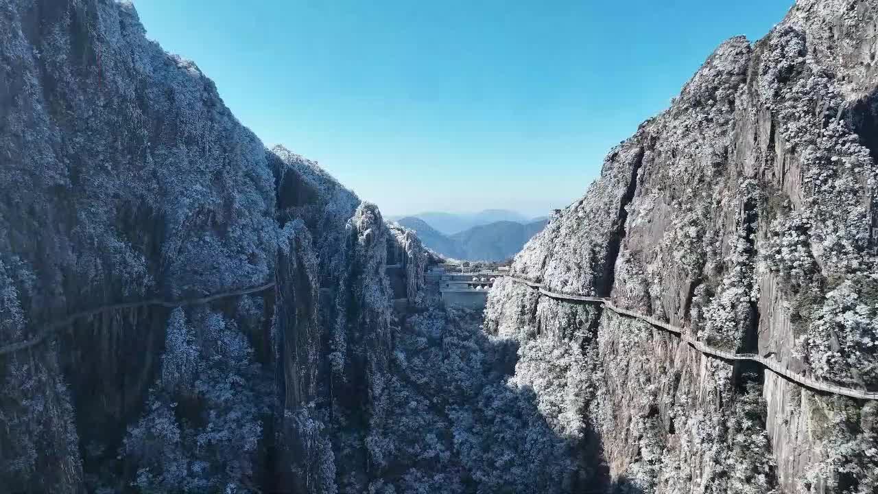 莽山旅游区雾凇景观引游人