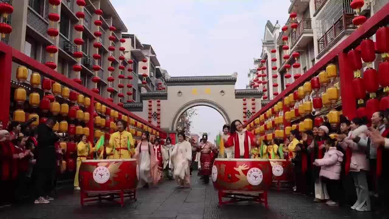 武冈西直街：明制汉服秀迎蛇年春节