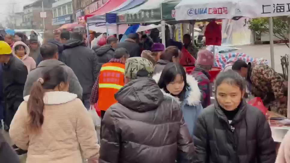 邵阳双清区两女生逛大集 办年货vlog