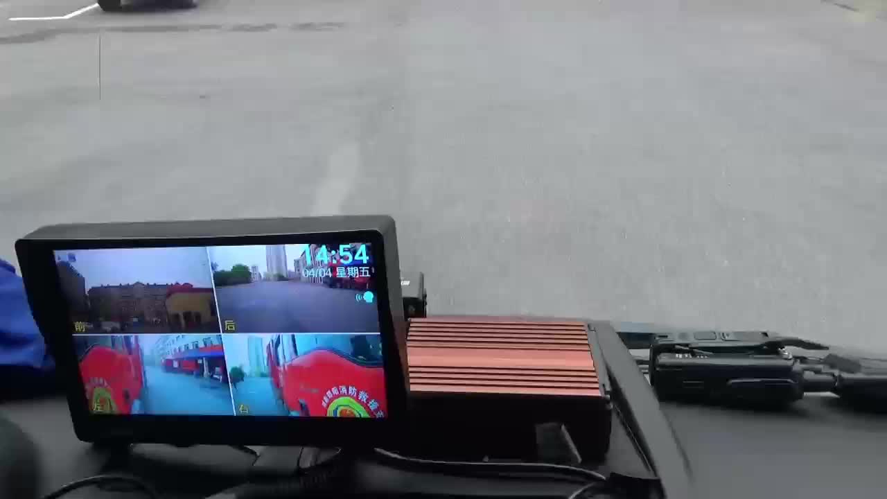 新邵消防跪地挖铲救出被埋地窖女子