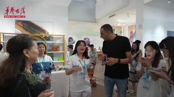 Algerian Student Captivated by Chinese Intangible Cultural Heritage