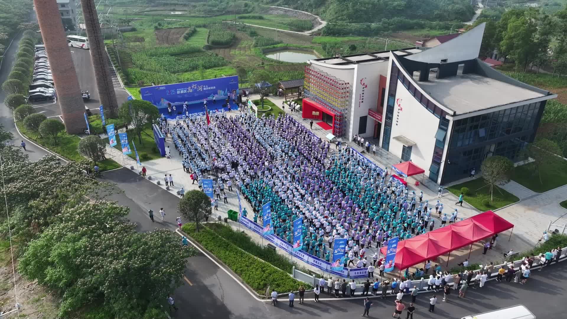 视频|娄星区千人健步高灯河，为旅发大会打Call！