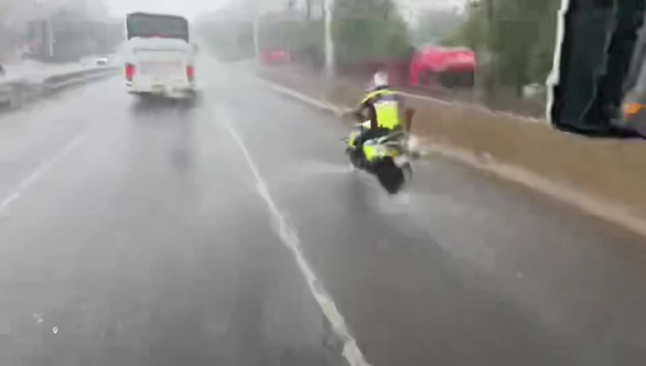 视频丨娄底交警暴雨中护航高考