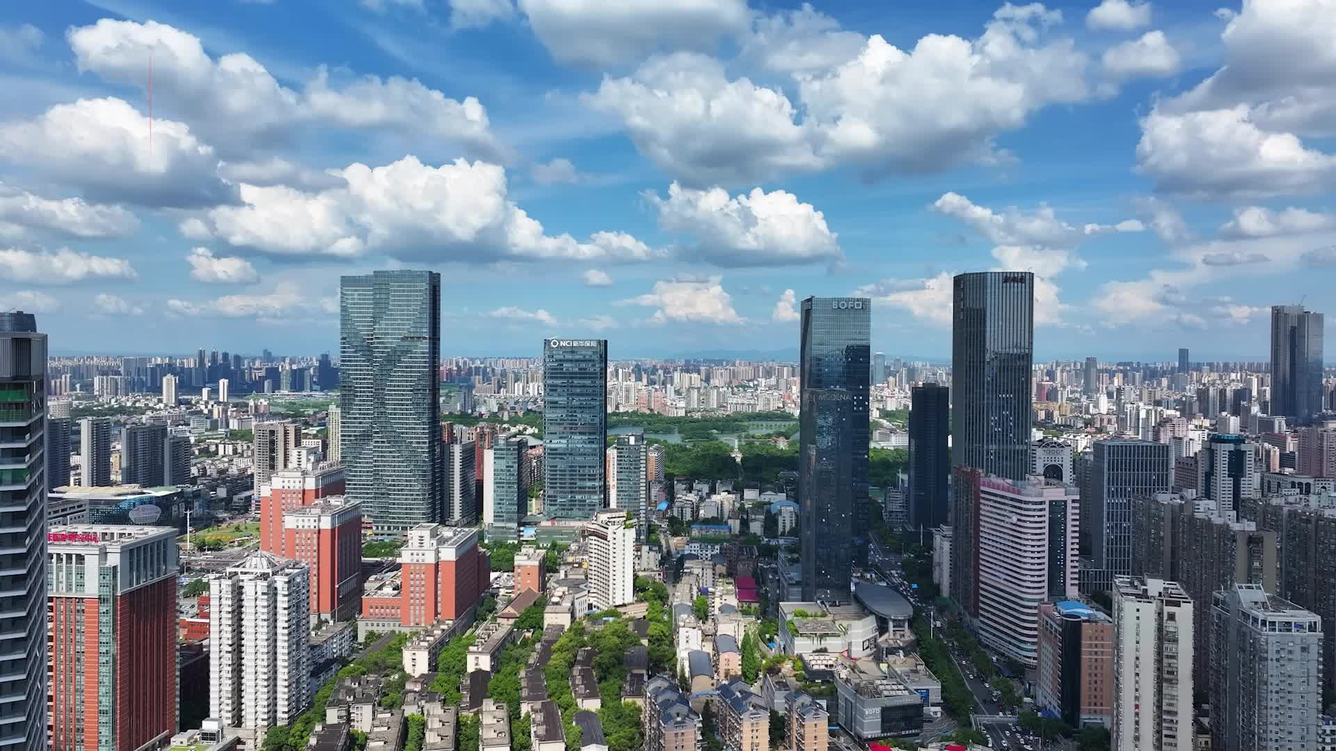 长沙晴空万里 白云点缀城市天际线