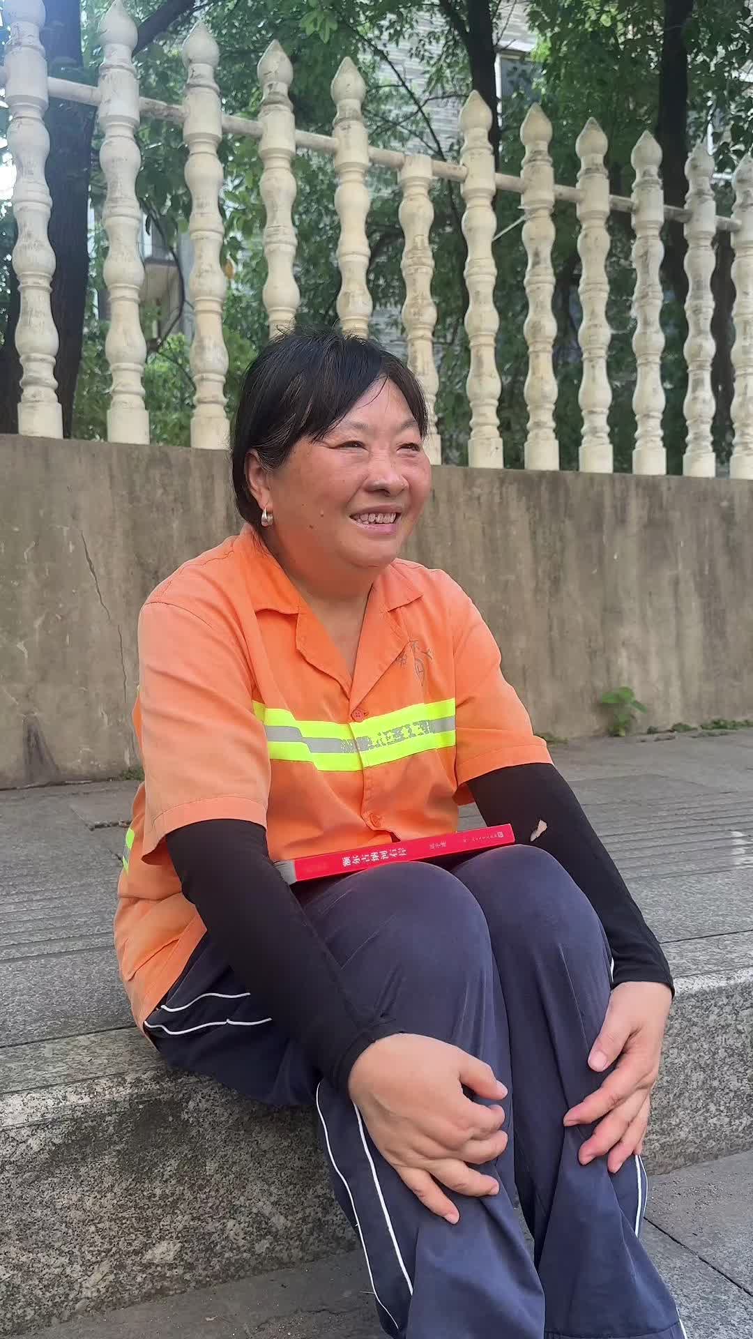 微光⑧|54岁女环卫工：我要当作家!