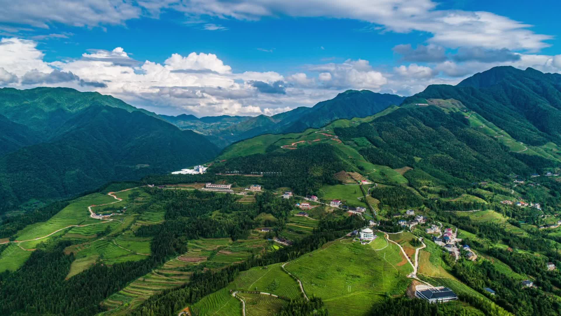 视频|24℃的新化奉嘎山：夏日清凉秘境引游客争相奔赴​