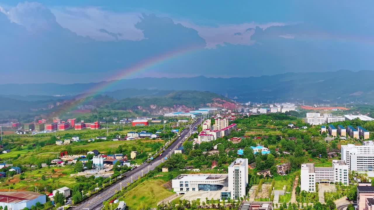 视频｜鹤城区惊现雨后彩虹 你拍到了吗？
