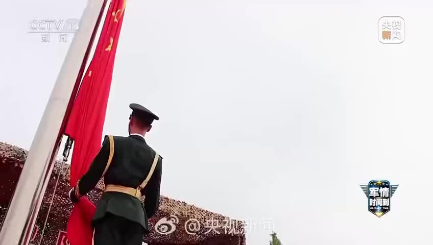 點(diǎn)贊中國軍人！擎30斤國旗桿齊步向前