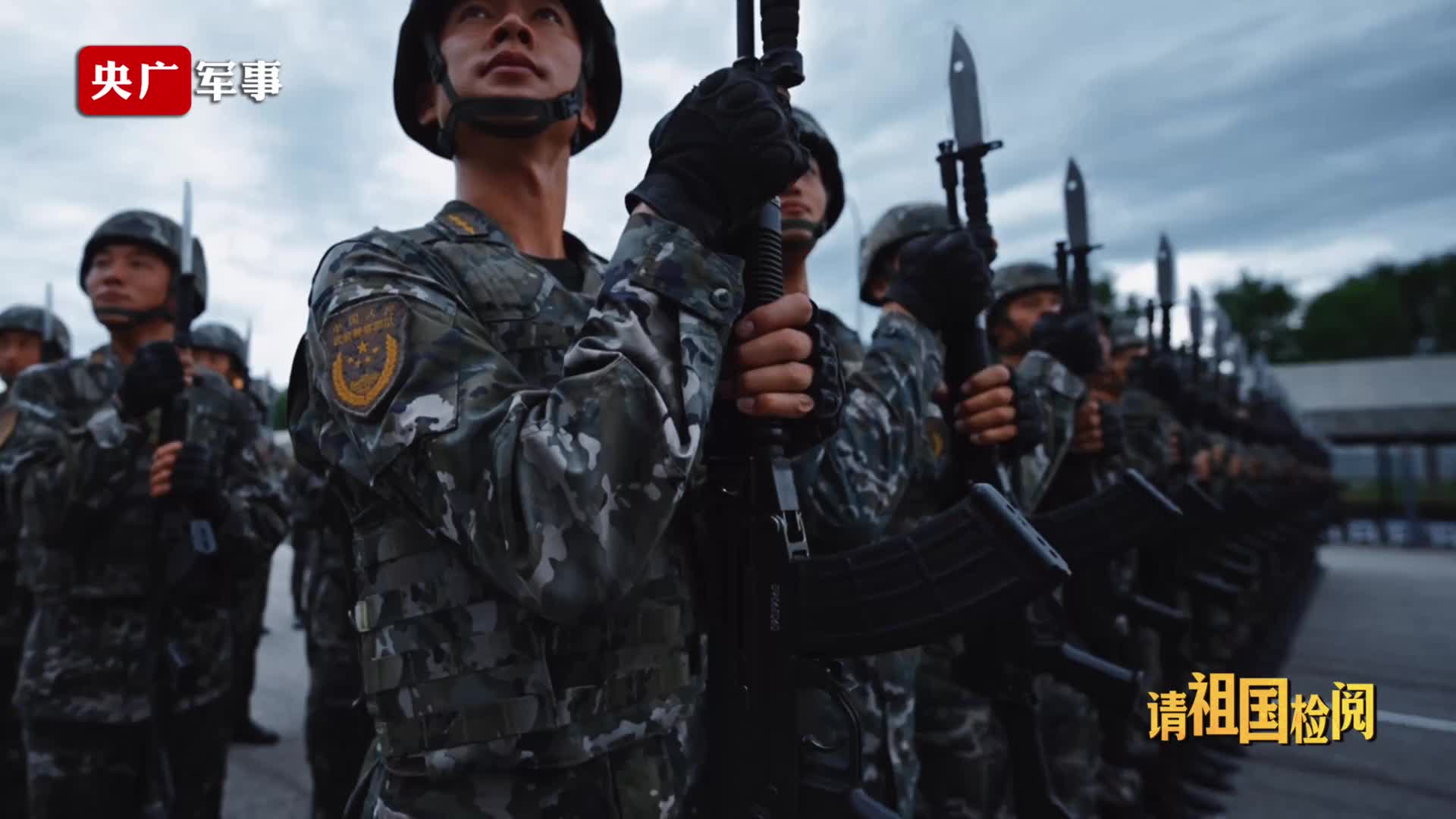 武警徒步方隊排頭兵百米零誤差