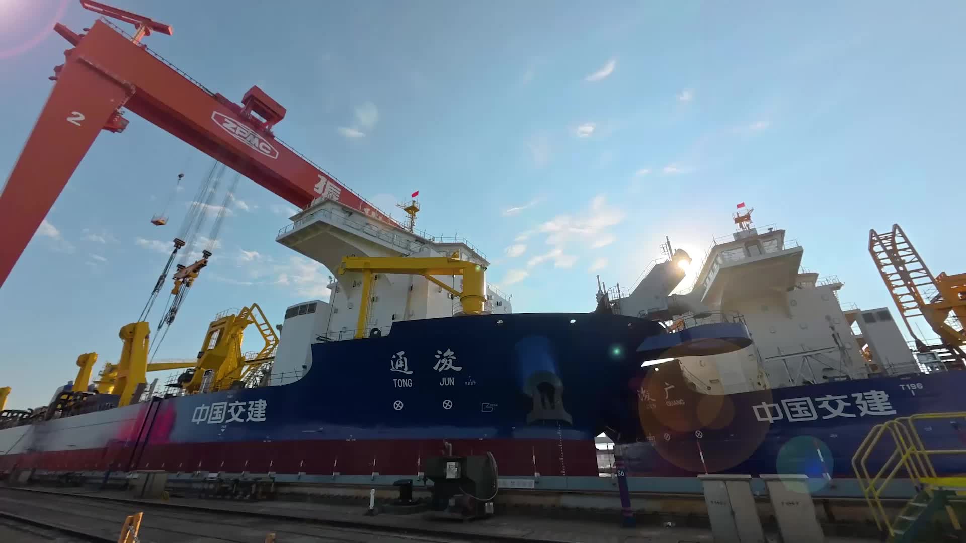 巨艦鑄成：60秒見(jiàn)證通浚輪破浪入海