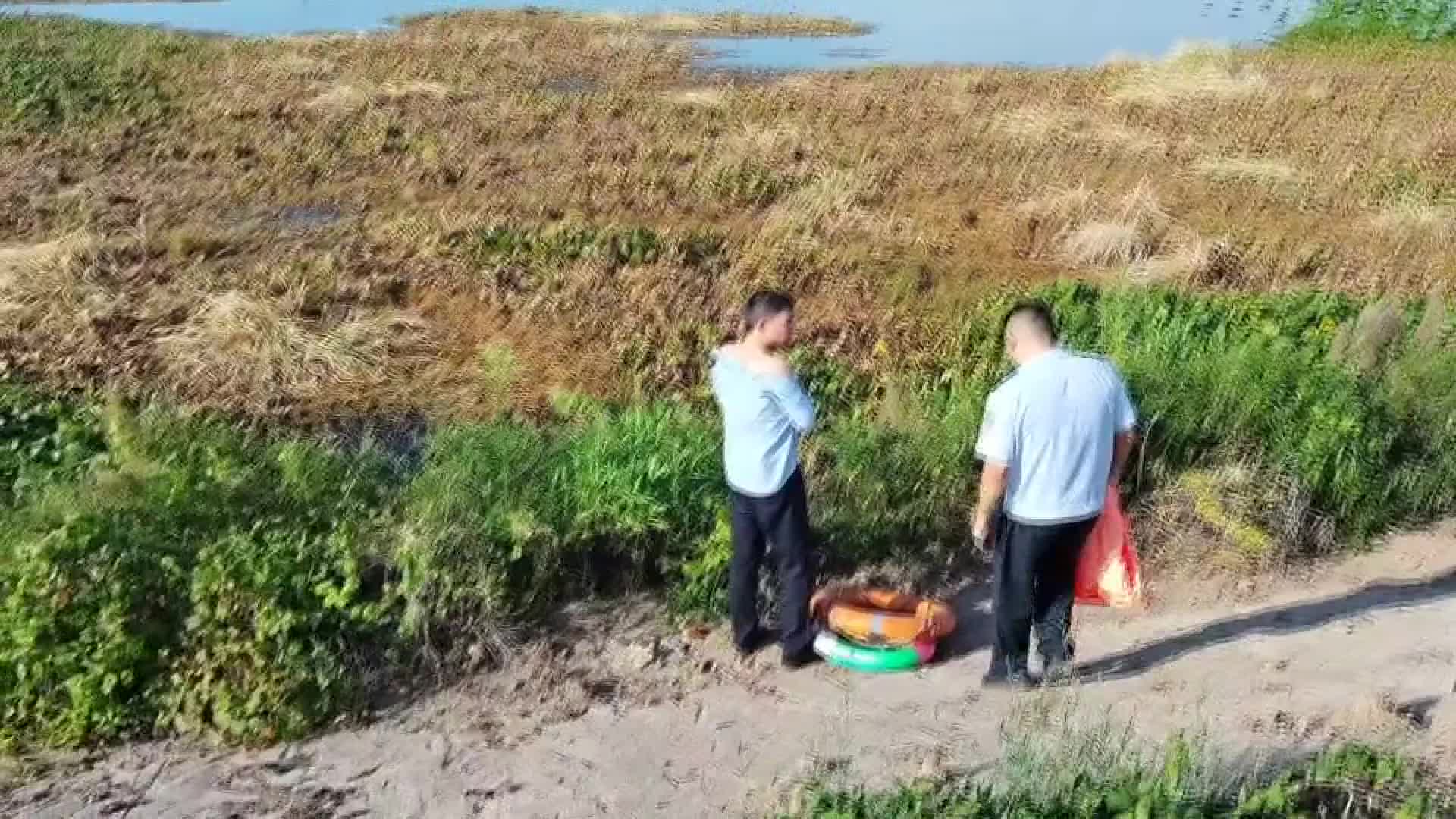 村民采莲蓬被困湖心近4小时，大通湖区警民协同成功救援
