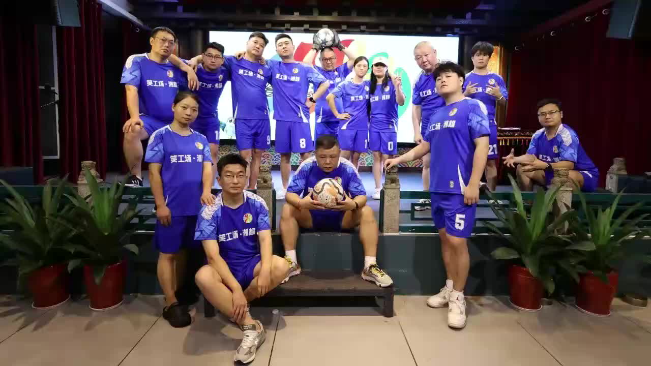 不講相聲，笑工場(chǎng)為“湘超”長(zhǎng)沙隊(duì)獻(xiàn)唱戰(zhàn)歌