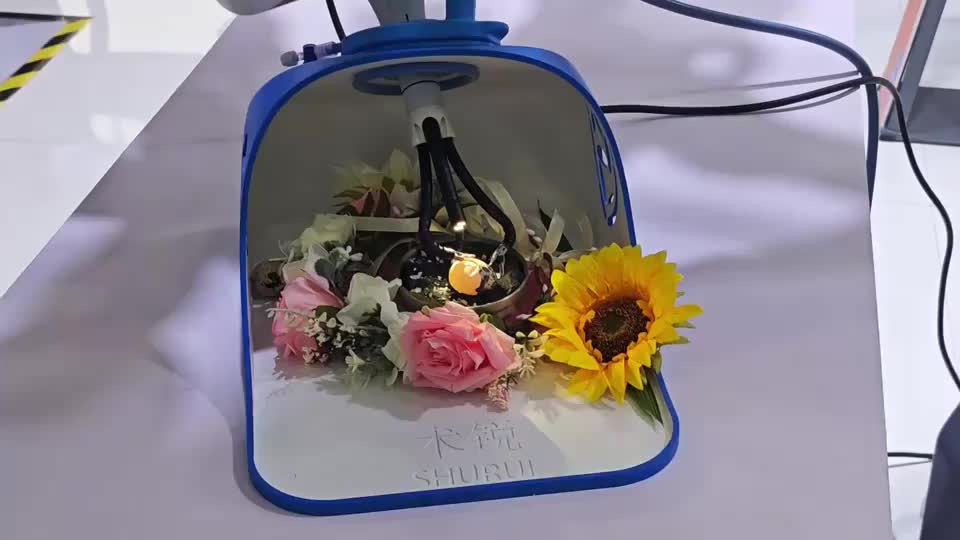 服貿(mào)會現(xiàn)場：蛇形手術(shù)臂 “秀操作”，剝鵪鶉蛋零損傷