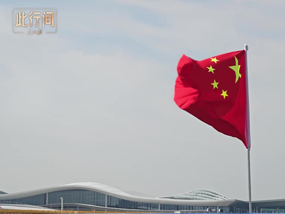 此行间·总书记抵达新疆时收到了“石榴花束”