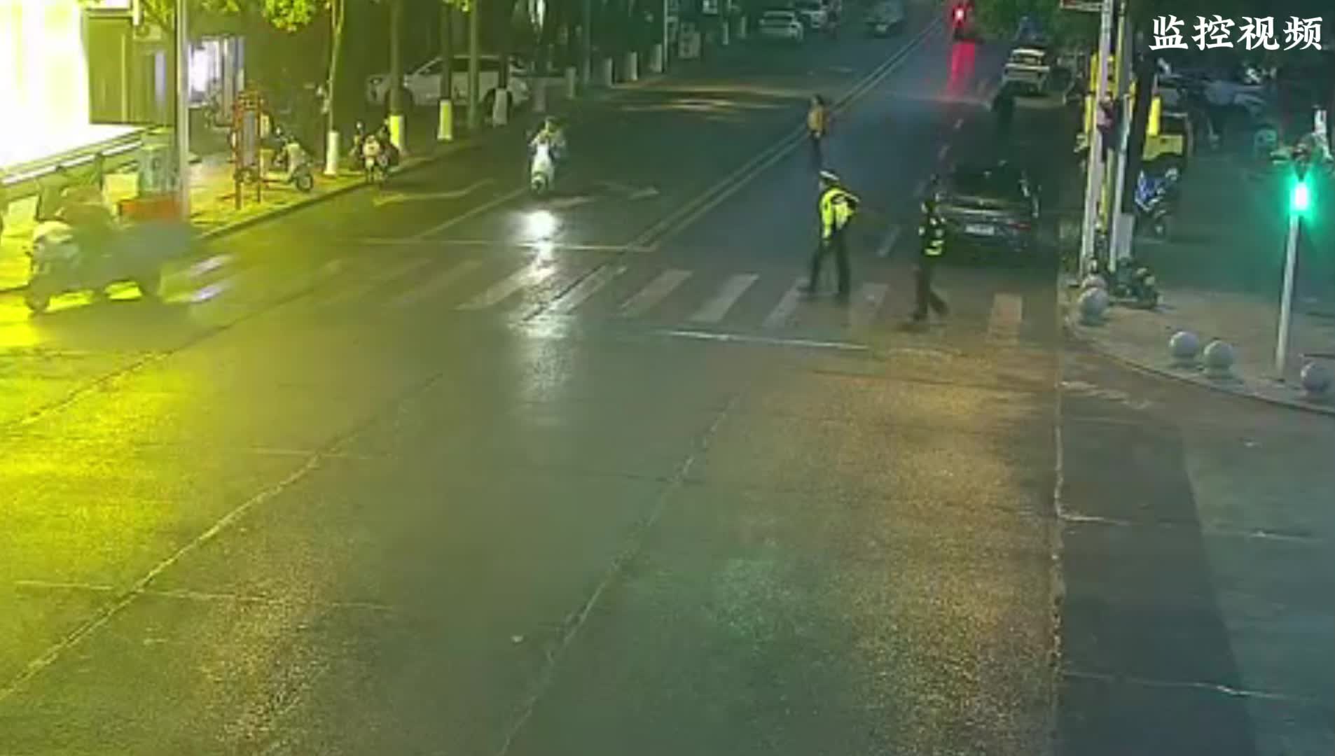 大通湖区一学生头部受伤，民辅警3分钟送医救治