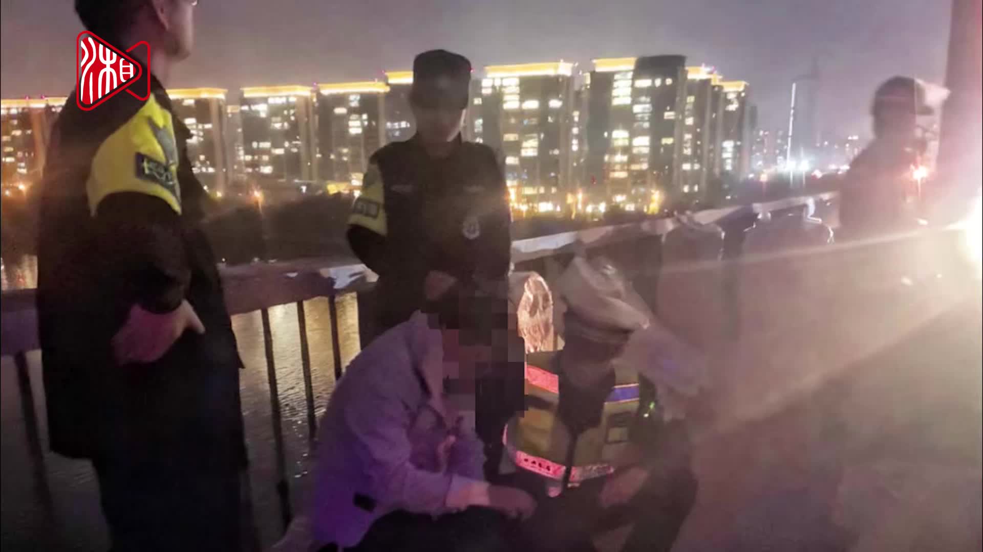 惊险一幕！夜间长沙交警桥上成功救人
