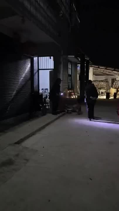 87歲嗲嗲打著手電筒讀《湖南日?qǐng)?bào)》，報(bào)紙上有這個(gè)故事……