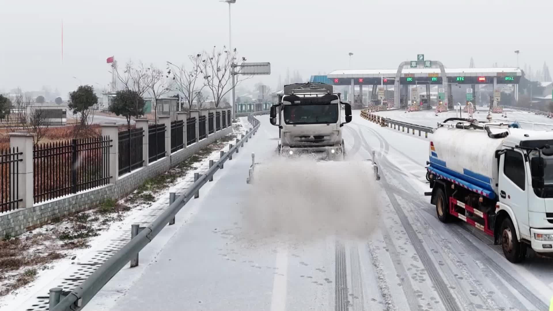 紧急驰援！铲雪除冰保高速畅通