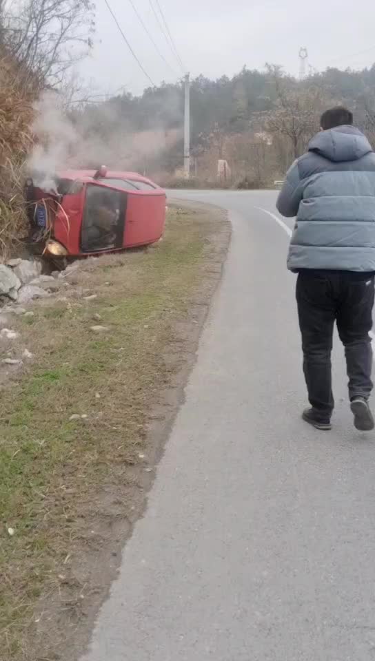 视频丨4人徒手破窗救出被困女车主——一场山路边的接力救援