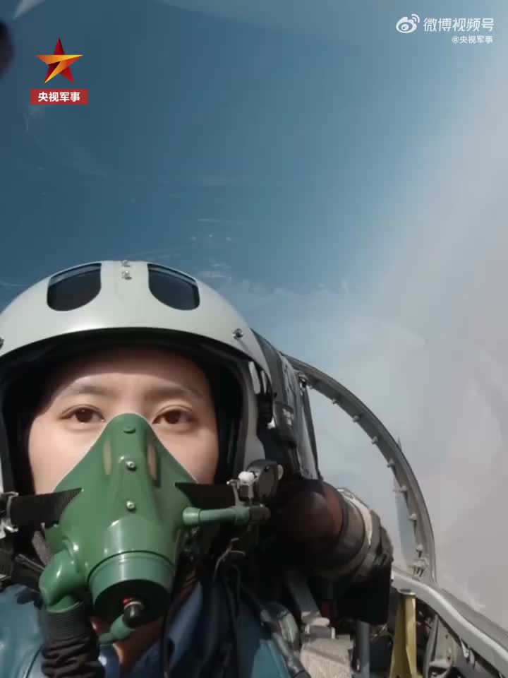 今天向穿军装的她们致敬