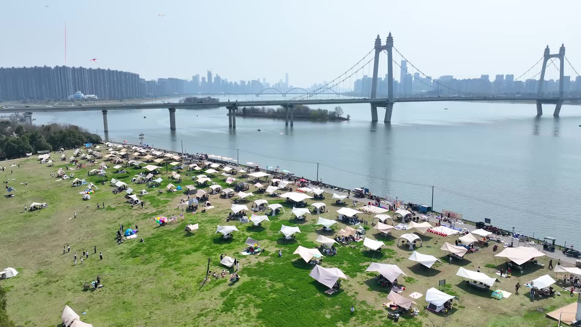 江畔“篷”友露营享春光