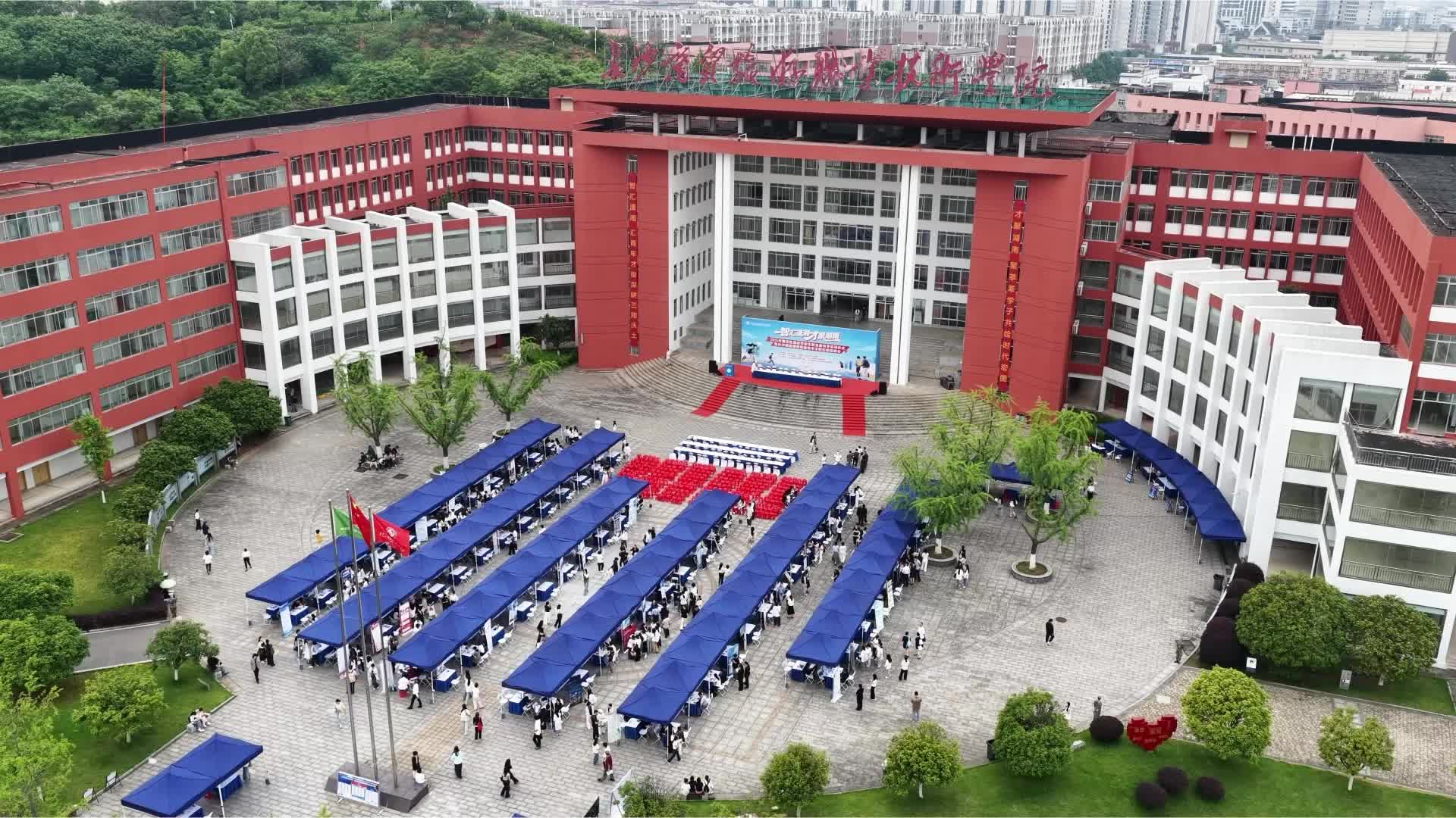 知名企业携数千岗位走进职校揽才