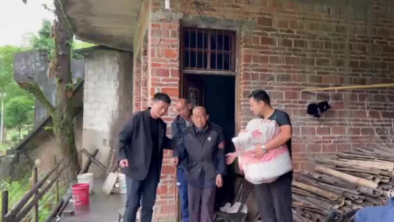 “汛”速行动｜安化县仙溪镇：九旬老人独居家中，党员干部助其转移