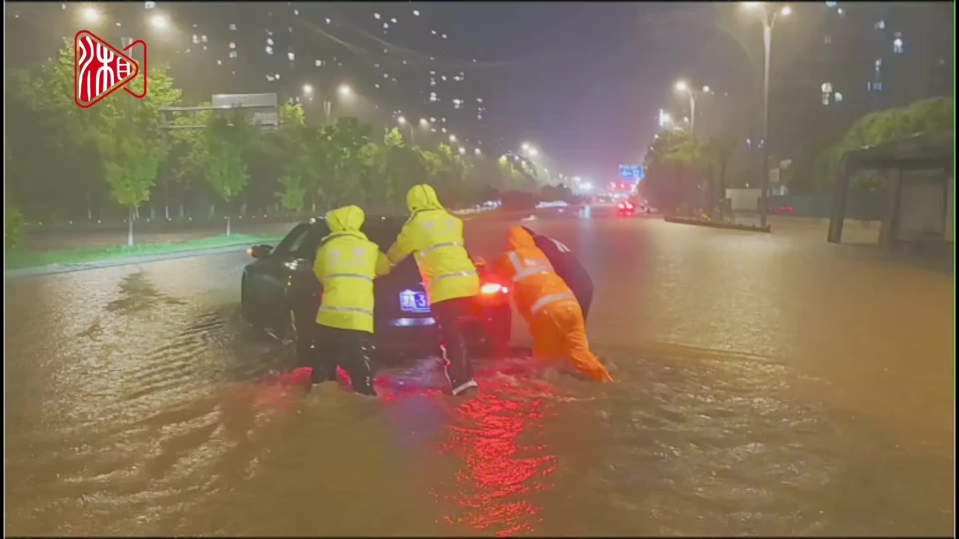 深夜骤雨中长沙交警守护城市交通