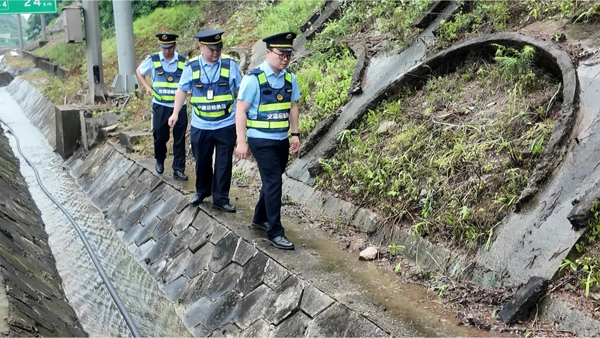 闻“汛”而动 长沙交通执法筑牢汛期安全防线