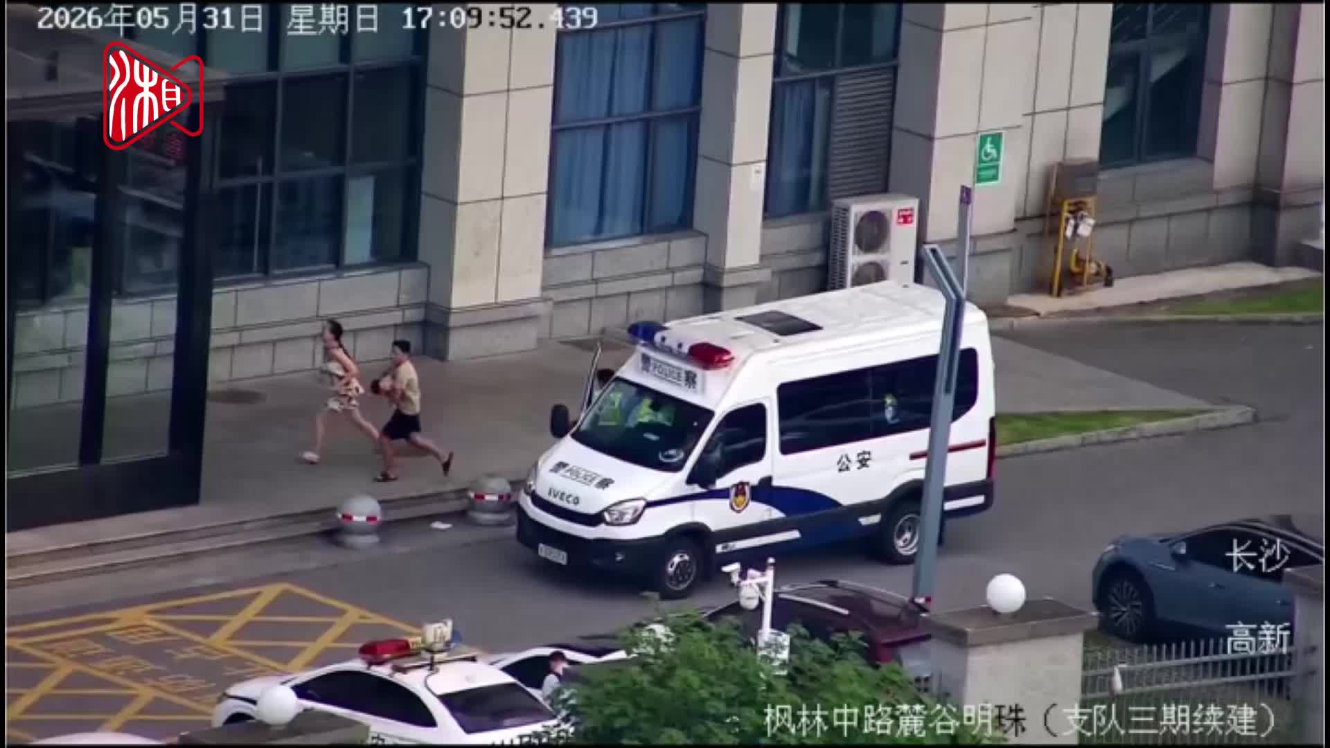 长沙交警用警车为惊厥幼童护航
