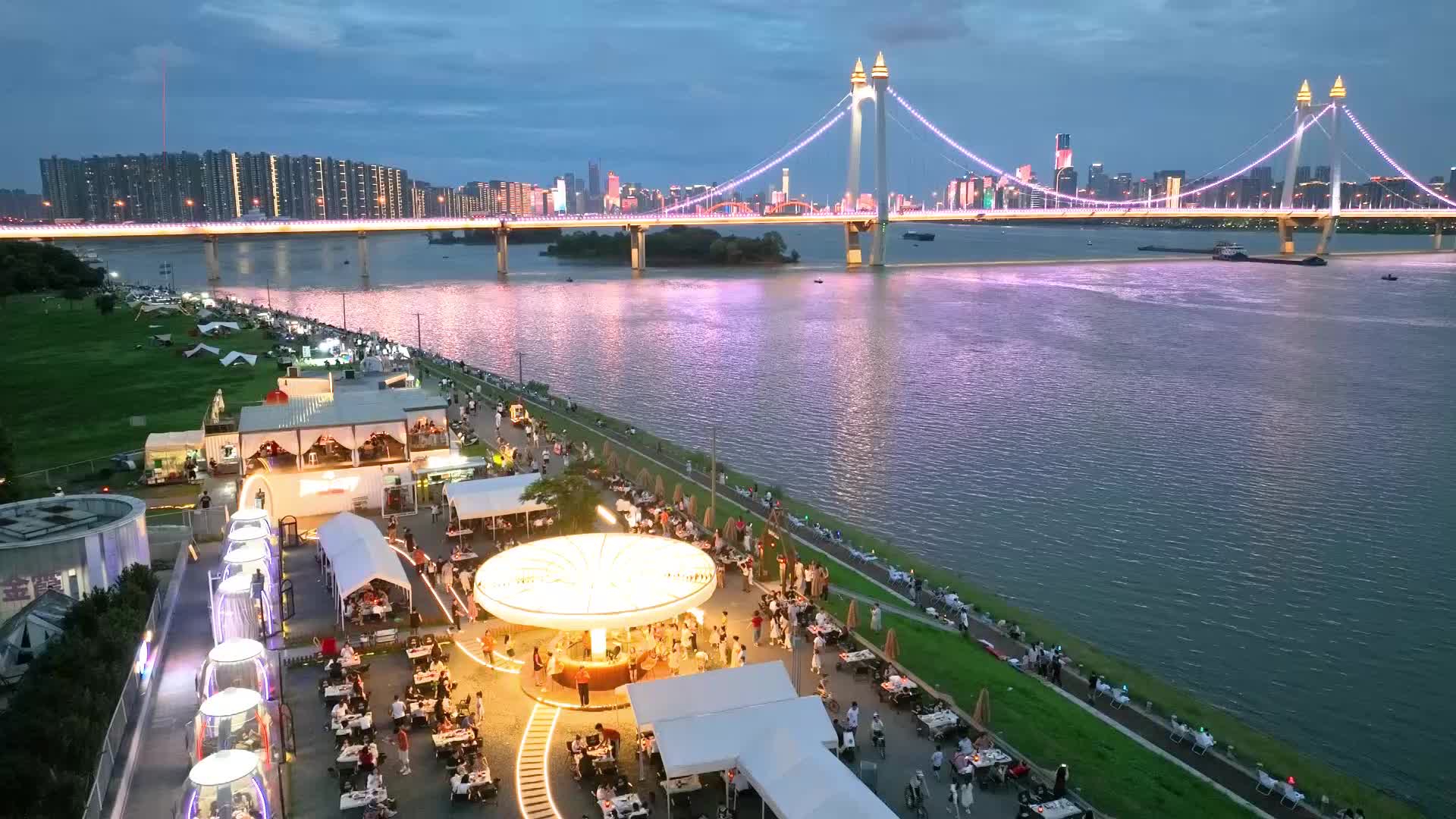 江风送清凉，市民漫步湘江畔赏星城夜色