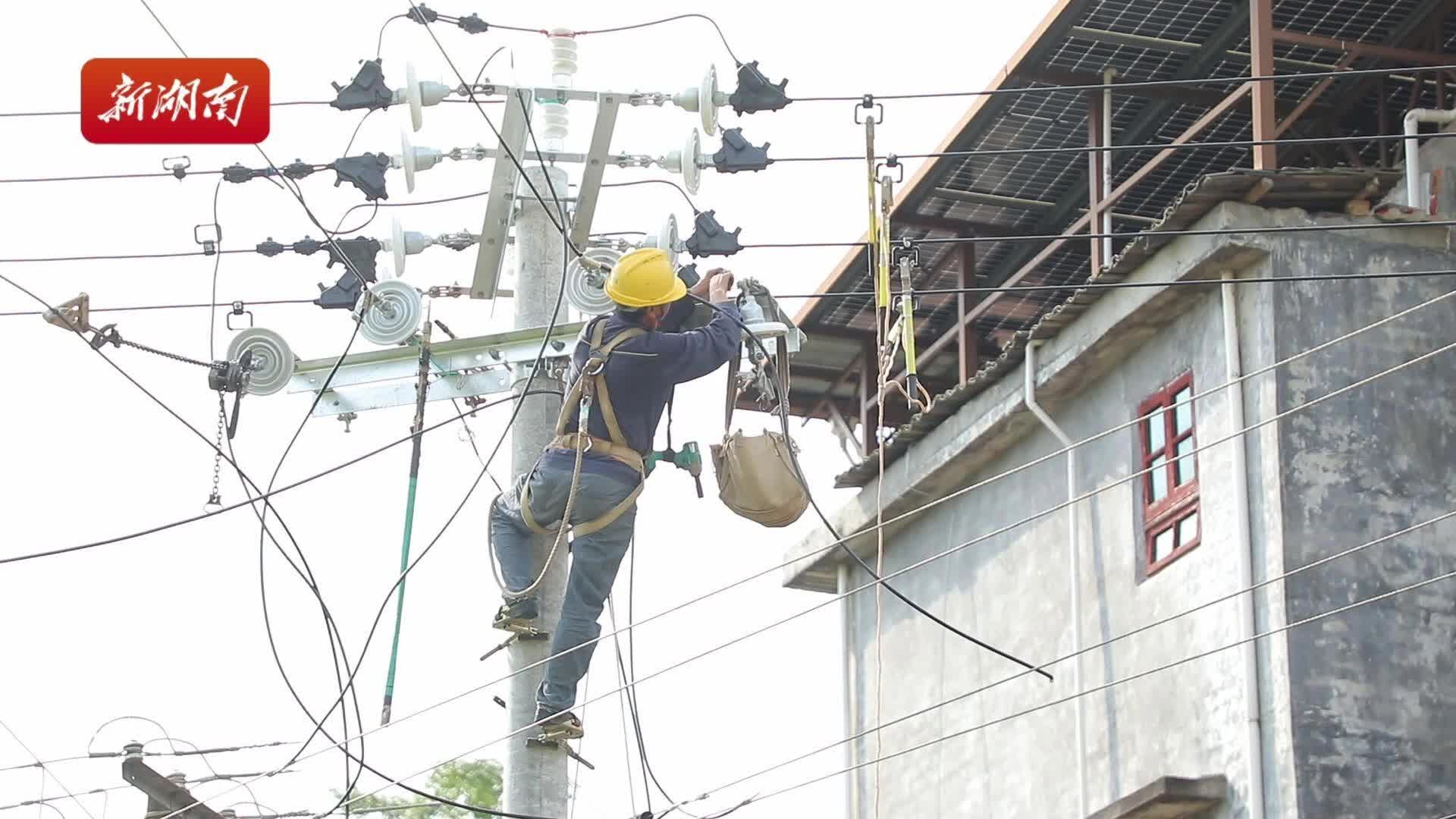 迎峰度夏战高温 坚守一线保供电