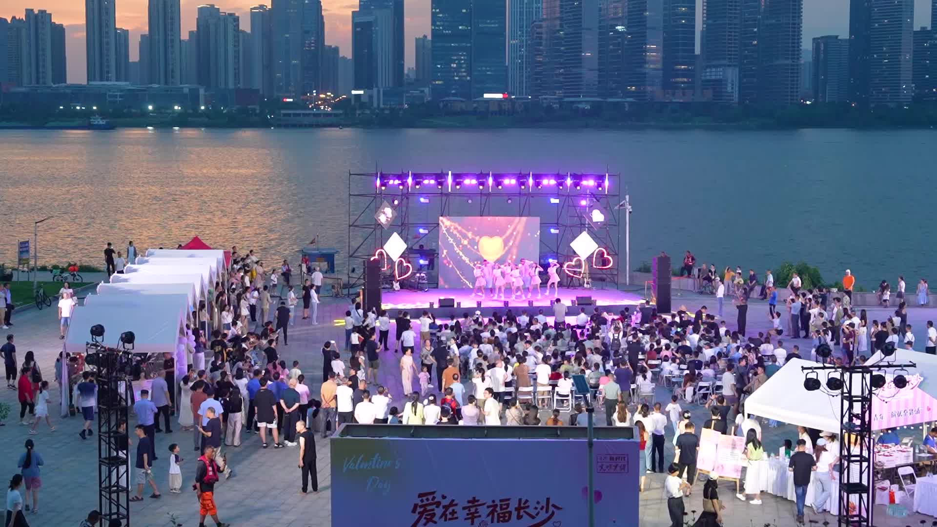 晚风遇七夕｜长沙滨江这场音乐会，把浪漫拉满