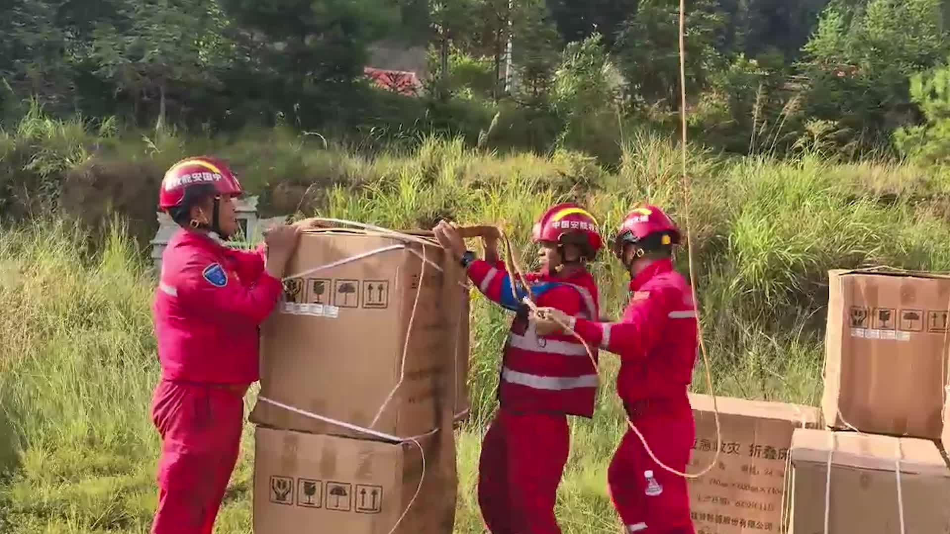 无人机架起物资运输空中通道