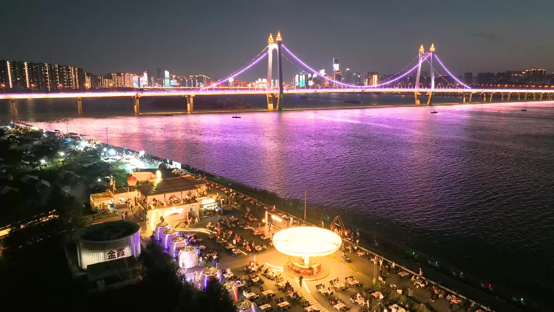 江畔烟火盛！解锁长沙国庆夜游氛围感