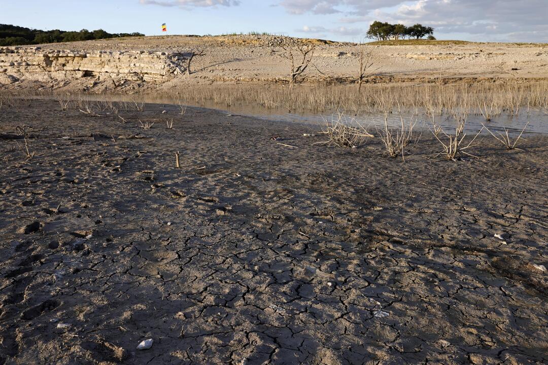 美国得克萨斯州遭遇高温干旱麦地那湖几近干涸
