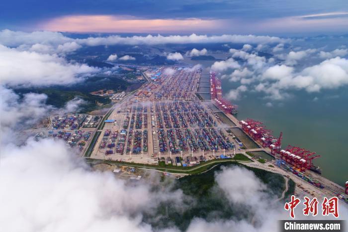 资料图：宁波港口一景。 沈颖俊 摄 
