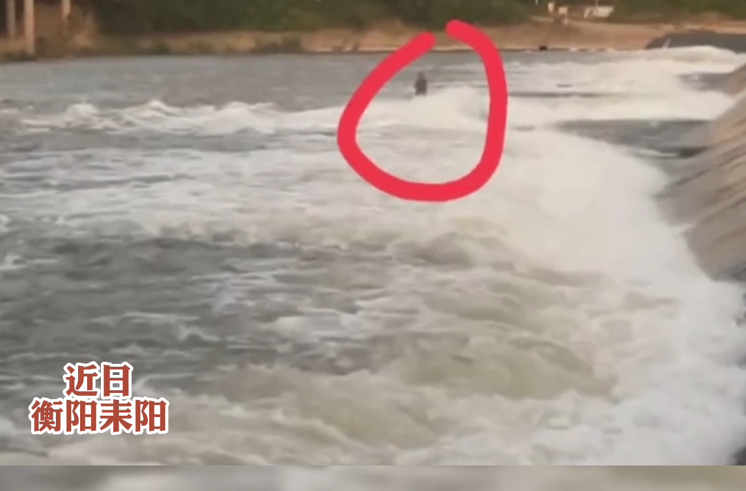 衡阳一男子沉迷钓鱼被困河中 幸得消防成功救援