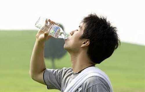以為中暑多喝白開水，反而進了醫院。杭州一男子飲水過度進了急診室