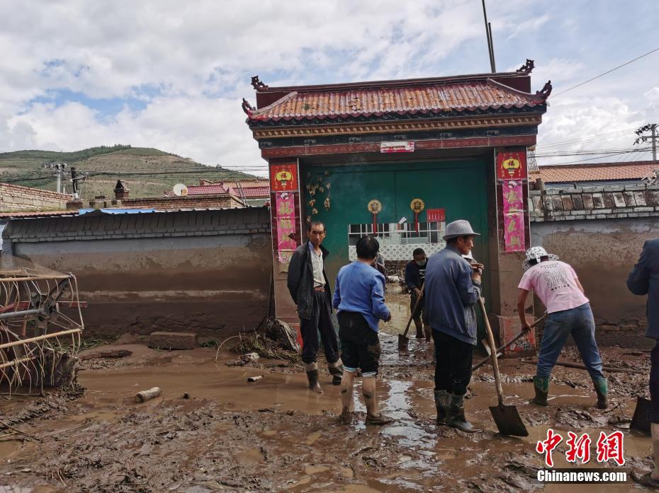 青海大通山洪灾害见闻:村民展开清淤工作