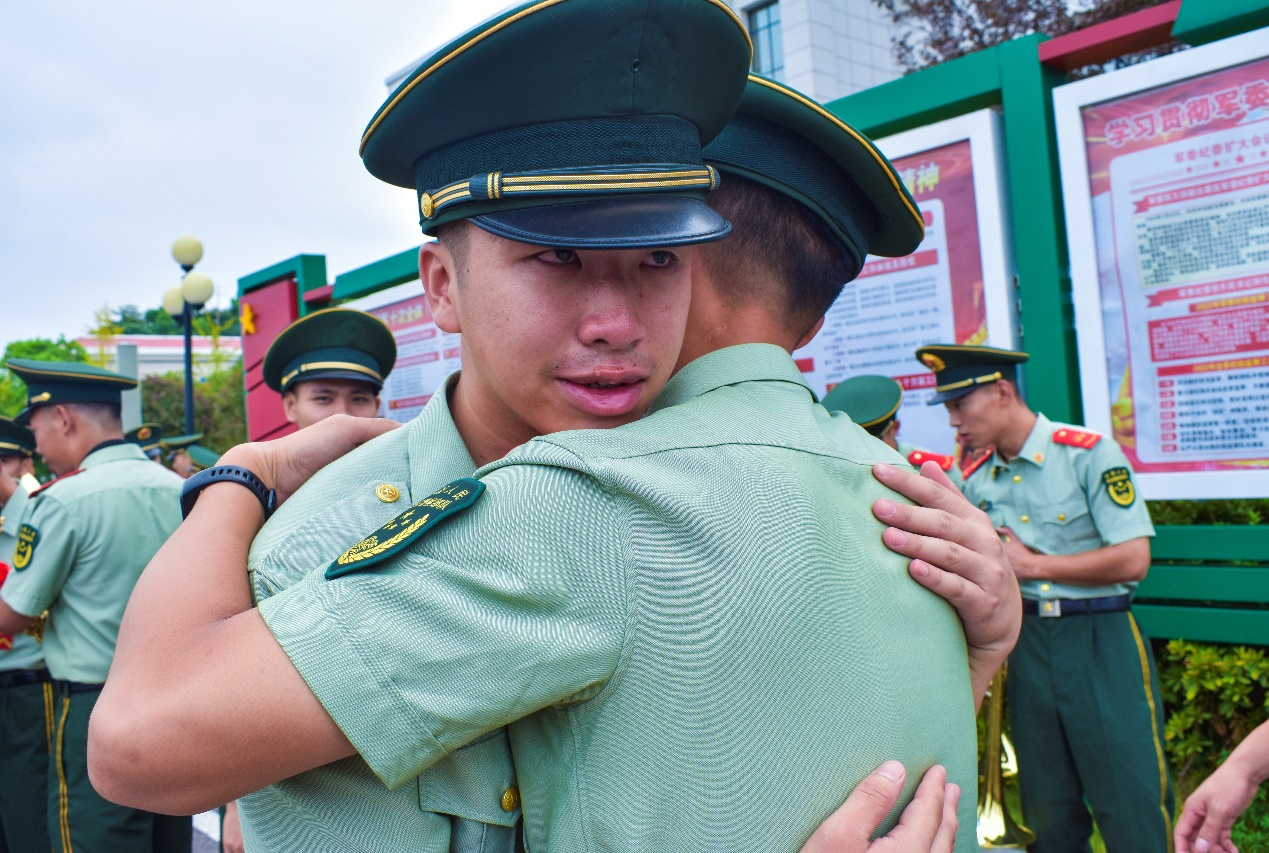 挥别战友难舍真情武警湖南总队某支队举行夏秋季士兵退役仪式